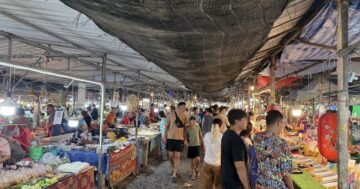 Thepnimit Temple Market: настоящий тайский рынок для местных, почти без туристов, чисто и с парковкой — вечерние часы во вторник, четверг, пятницу, воскресенье, ужин до 100 бат