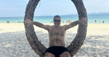 Дикий спуск и крутой подъём к пляжу ชายหาดอิสรภาพ: трудная доступность, но редкие душевые и ощущение уединённой, не массовой тайской бухты