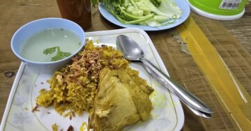 Bamboo Roti — местные приходят ради хрустящего роти и дешёвых порций, туристам дают английское меню, но не всё здесь того стоит