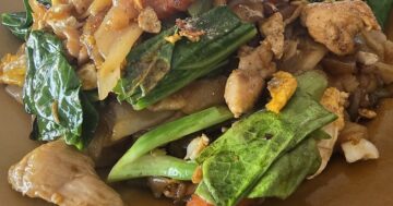 Скрытый семейный Ton Soi Pad Thai у парома: настоящая Pad Thai и том ям, хозяева идут за пивом в соседний магазин, бесплатная вода, как заказать без английского