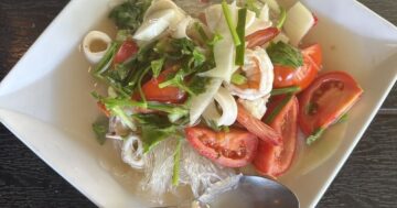 Khao Khat Sky Cafe & Ruean Thale Seafood: панорамный вид на природу и освежающие фруктовые шейки — тихое холмистое убежище для отдыха и фото