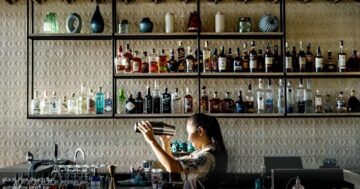 Pine Beach Bar: лучший пляжный закат с первоклассным сервисом и захватывающим огненным шоу — идеальное вечернее место, бронируйте заранее