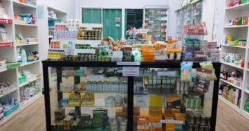 Аптека เฟรนด์ฟาร์มาซี Friend Pharmacy в Карон-Бич: дружелюбный персонал, бюджетные препараты и работа до 23:00 каждый день — правда ли жалоба о завышении цены?