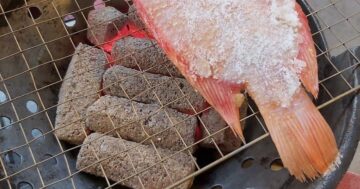 House Grill Phuket обещает дворовый mookata по щадящей цене с хозяйкой как у родственников — ищите в Grab под названием Baan Phuket BBQ и не ешьте недожаренную курицу