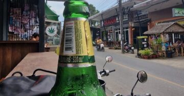 Nakmuay Bar в Чалонге — уютный бар, где гостеприимные хозяева знают вас по имени, ставят вашу музыку и превращают случайных гостей в постоянных