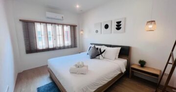 Port of Call bar and Restaurant в марине — великолепный вид с причала, но гости предупреждают об ужасном сервисе и нестабильном качестве блюд