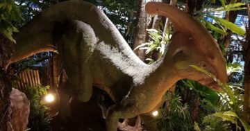 Dino Park Mini Golf & Restaurant в Кароне: мини‑гольф из 18 лунок среди аниматронных динозавров и взрывающегося вулкана — вечер, бар, еда и возможные сбои