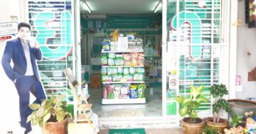 Домашняя аптека บ้านยายิ้ม Baan Ya Yim Pharmacy: официальные часы до одиннадцати вечера, но посетители пишут, что двери закрыты раньше — стоит ли рисковать?