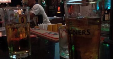Pepper’s Bar в Бангтао, Пхукет — обязательная остановка для болельщиков: дружелюбный персонал, недорогое пиво, простая вкусная еда и живые трансляции