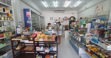 Sawasdee Pharmacy — дружелюбные англоговорящие фармацевты, помощь при травмах и детям, разумные цены, работа ежедневно с 9:00 до 23:00