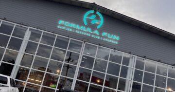 Formula Fun Karting Phuket: семейный крытый картинг с современными электрокартами и внимательным персоналом, настоящий драйв даже в дождь