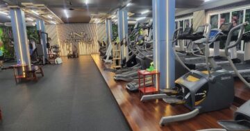 Nai Harn Gym в Най Харн стоит ли платить дороже за чистый AC зал, включённые йога и фитнес‑классы, дружный персонал и кафе рядом с пляжем