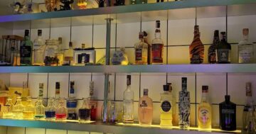 Zimplex Mixology Laboratory в Старом городе предлагает театральные шоты как произведение искусства — экспериментальная подача превращает выпивку в живое представление