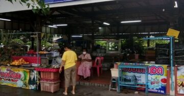 Ban Don Community Market — чистый, дружелюбный и бюджетный рынок на пути к пляжам, идеальное место для быстрых покупок и местных продуктов