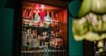 COOLIES CLUB в старом городе — бар, который переносит в другую эпоху: изысканные коктейли, продуманная эстетика и атмосфера для тихого свидания