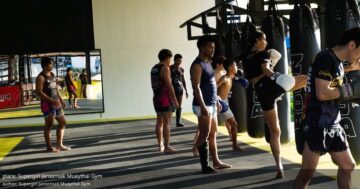 Supergirl Jaroonsak Muaythai Gym в Пхукете — семейная атмосфера и внимательные тренеры, где каждое занятие персонально и подходит любому уровню