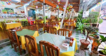 Тайный хит Карон: Mama Jin Restaurant с истинно тайской едой, щедрыми порциями и почти идеальным сервисом — только внутри бывает жарко