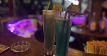 Watsbar в Най Ян, Пхукет — бар, где владелец Ват превращает каждый вечер в душевную тусовку: холодное пиво, коктейли и бильярдная атмосфера