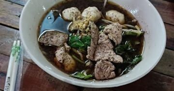 Lot Loom Pua: говяжьи лапши, от которых хочется кричать от счастья, и служащие с каменными лицами — рай вкуса и нервный кошмар одновременно