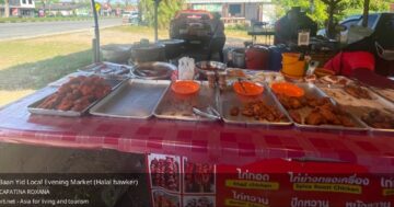 Baan Yid Local Evening Market Халяль вечерний рынок: неожиданно крошечный рынок с ограниченными прилавками — идеален для короткого быстрого осмотра и уличной еды