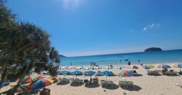 Kata Beach Sunrise — идите пешком вдоль пляжа, не по Google maps; ранним утром при низком приливе лучшие фото, учтите толпы и отсутствие вида на закат, рядом кафе