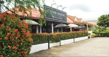 The Cider House Bar and Bottle shop — маленький кусочек Англии для местных и экспатов: настоящая пабная еда, дружелюбный персонал, крафтовые сидры и спорт-трансляции