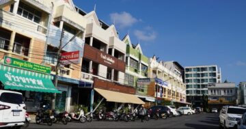 Khao Tom Thanon Di Buk взрывает вкусы и выводит из себя: супы божественные, тосты разочаруют, местные штурмуют место — узнай скрытый секрет кухни