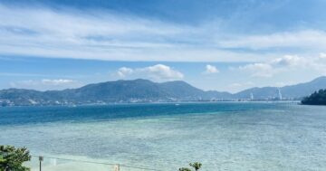 Espera на утёсе: вид и сервис чертовски блестящие, тайская и индийская еда восхищает — но в раю внезапный промах с крабом, который раздражает?