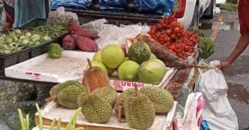 Fresh Market — Phuket Old Town: маленький настоящий рынок на узкой улице с помеченными ценами, свежими фруктами и травами, приезжайте утром, чтобы не прогадать
