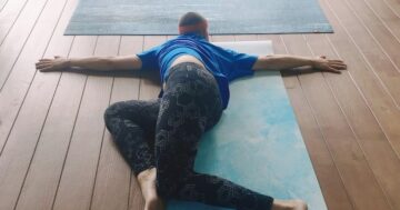 Hatha Yoga House в Пхукете: утренние занятия с врачом-инструктором Леной на горе с видом на море — пон, ср, пт, места тают