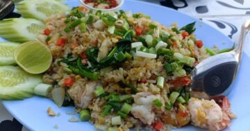 Как получить максимум за умеренные деньги в Wat Thep Miang BBQ Fish: заказывай запечённого окуня, приходи вечером на живую музыку и уходи сытым