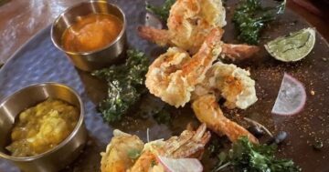CHAR’D Grill Phuket: обещают ужин с ногами в воде и идеальный сервис — что на самом деле с детскими стульчиками, шумом, ценой и огненным шоу