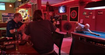 The Goat Bangtao Sports Bar в Бангтао — гостеприимный спортбар, где персонал включает нужный матч и создает атмосферу с пулом и дартсом