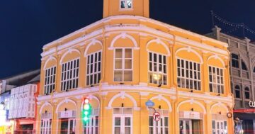 Желтая Часовая Башня в Phuket Old Town — фотогеничный колониальный символ старого города, обязательный пункт для идеальных снимков