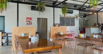 Местные знают: Mee Ao Gea кормит лучшим сатэ и хоккиеном по смешной цене, но секрет — оно постоянно переполнено, работает нестабильно и принимает только наличные