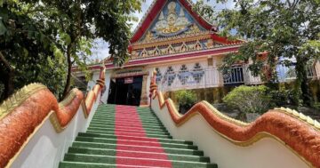 Храм Wat Ban Koh Sirey на острове Ко Сири в Пхукете — укромный и тихий смотровой холм с лежащим Буддой и незабываемым видом на закат