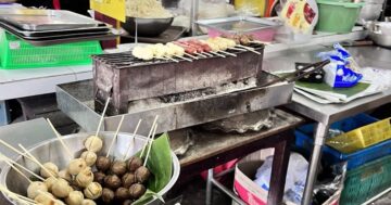 The Pad Thai Shop доводит до безумия: на главной дороге простая дешевая лавка, иногда косячат с мясом, но бульон и kra pow взрывают вкусы — беги пока не узнали все