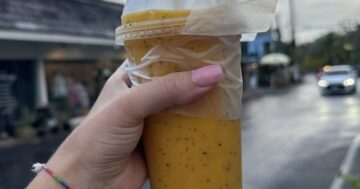 Fruit land surin beach в Сурине — секрет местных: невероятно свежие смузи и фрукты с дружелюбным сервисом, идеальный перерыв до пляжа