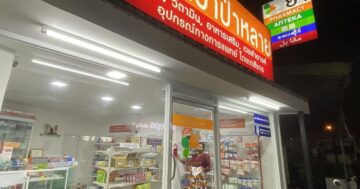 ร้านยาป่าหลาย Palai Pharmacy — открыты до 23:00 ежедневно, дружелюбные фармацевты и большой выбор, но один отзыв предупреждает об ошибочных советах