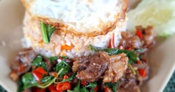 Как крошечный ресторан в Пхукете с почти идеальными отзывами, вежливым хозяином и дешёвой вкусной едой превращает прохожих в постоянных клиентов