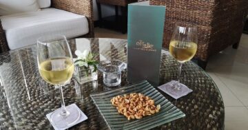 Otters Bar в отеле Cape Panwa манит панорамой и живой музыкой, но семейным стоит знать правду: строгий дресс код и вход только для гостей