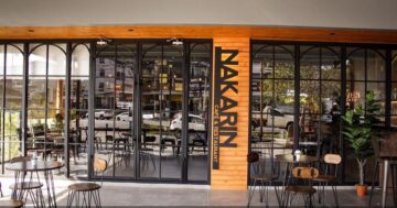 Чёрт возьми, Nakarin Cafe&Restaurant в Kathu взрывает мозг и умиротворяет одновременно — от идеального тайского карри до книжного уголка и кофе божественного качества