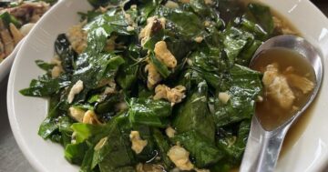 Лучшие отзывы и свежие морепродукты заманивают, но для семей с детьми сюрприз: открытая веранда палит днём, блюда очень острые несмотря на низкие цены