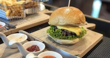 Burger Saloon в Патонге: персонал как семья, подают чай и кокосовый торт бесплатно, но бургеры шокируют — один сочный, другой пересохший, я в бешенстве и восхищён