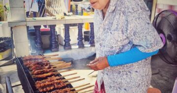 Легенда Пхукета с тележки теперь тихое местечко: готовят только курицу на гриле, жареную отменили, все в восторге, но отзывов почти нет