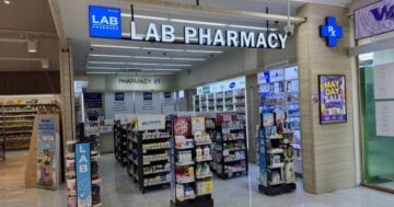 LAB Pharmacy สาขา Villa Market Kamala Phuket в Камале — чистая, просторная аптека с широким ассортиментом и внимательным персоналом, отмеченная множеством похвал в отзывах