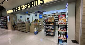 Почему в LAB Pharmacy สาขา Villa Market Bukis Phuket местные выбирают аптеку за искренне дружелюбный персонал и детальные фармацевтические консультации, которые радуют