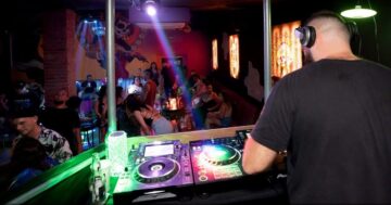 Ozy Bar&Restaurant — уютный бар с живой музыкой и культовыми Drum and Bass вечерами, где атмосфера заряжает, но звук порой оказывается слишком громким