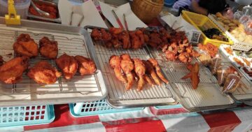 Реальный местный рынок ตลาดลานกมลา в Камале — любимое место жителей: свежие морепродукты, дешёвые фрукты и овощи, атмосфера без туристической суеты