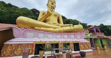 Wat Khao Rung Samukkheethum Temple в Старом Пхукете — тихий малолюдный духовный оазис с внушительным золотым Буддой и впечатляющими золотыми фресками